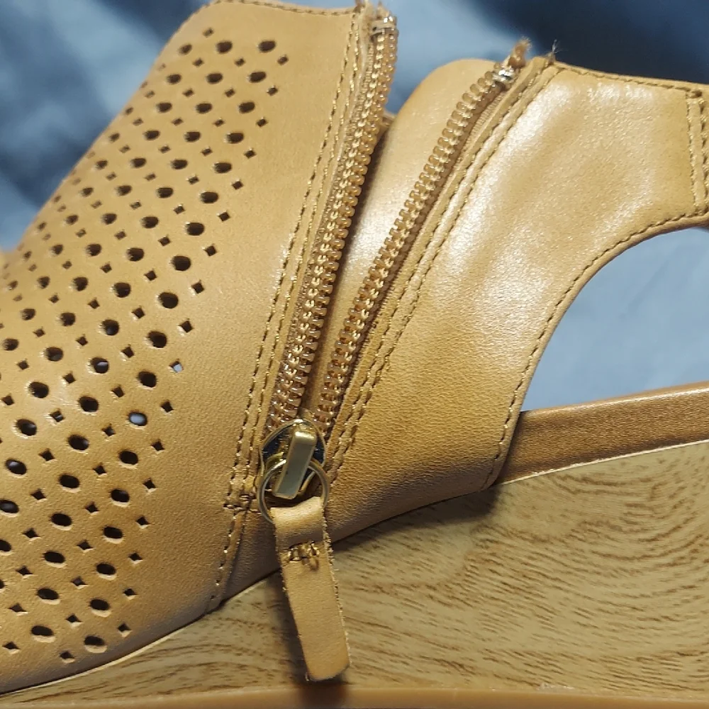 Comfortiva Skylynne Tan Leather Perforated Wedge Sandals Peep Toe Slingback Sz 9